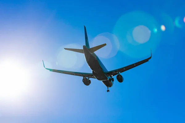 日光光線の青い空を飛んでいる大きな旅客機 — ストック写真