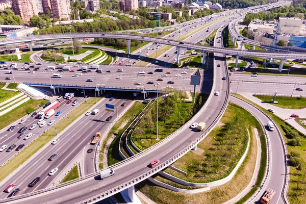 Vue aérienne d'une intersection d'autoroutes. Carrefours routiers dans une grande ville — Photo