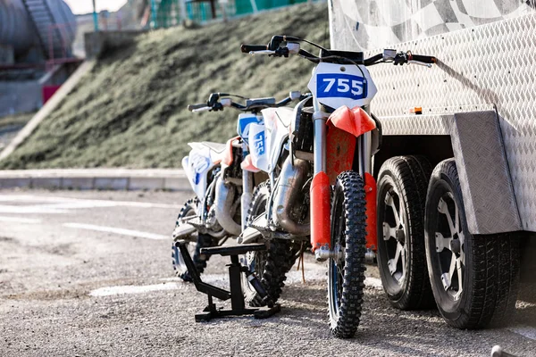 Hegyi terepjáró motorkerékpárok a parkoló — Stock Fotó