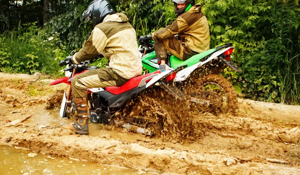 Dos hombres en una motocicleta pasean por el barro — Foto de Stock