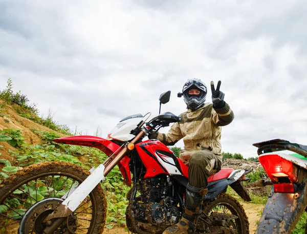 Motocross åkare på landskap — Stockfoto