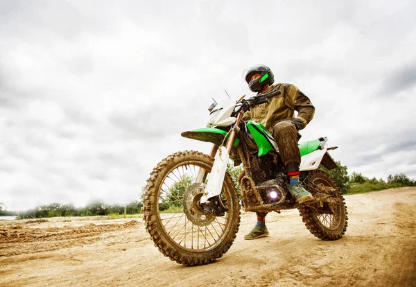 Motocross corredores en el paisaje —  Fotos de Stock