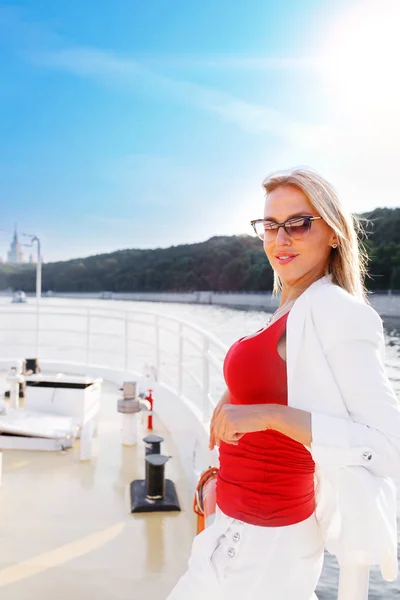 Jovem mulher bonita desfrutando de vista no convés do navio de cruzeiro — Fotografia de Stock