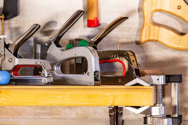 Herramientas de trabajo en la mesa. enfoque selectivo — Foto de Stock