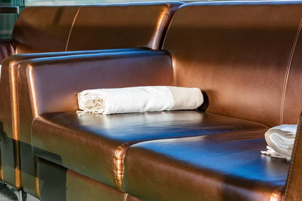 Sofá salón moderno y elegante de cuero marrón con manta de lana en el brazo . — Foto de Stock