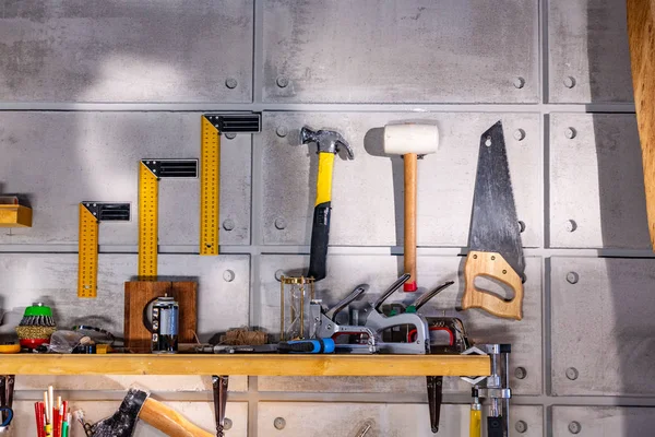 Oficina de carpintaria equipada com as ferramentas necessárias — Fotografia de Stock