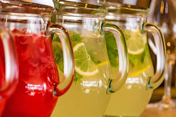 Dwa słoiki szklane domu wykonane świeża lemoniada malinowa lub tłoczenia mojito koktajl ze słomy na stole — Zdjęcie stockowe