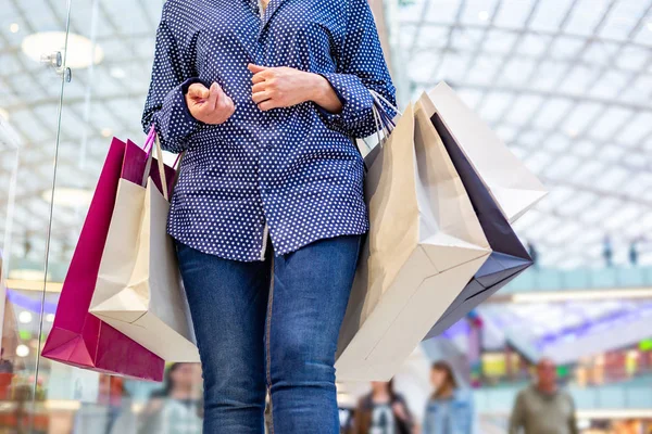 Ritratto di ragazza della moda. Bellezza donna con borse della spesa nel centro commerciale. Shopper. Vendite . — Foto Stock