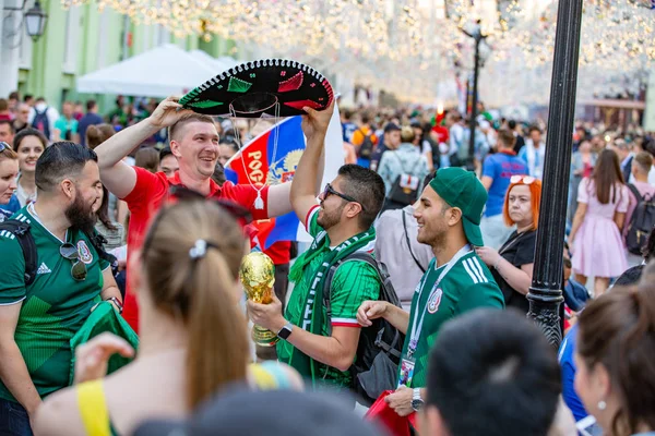 16. června 2018. Světa ve fotbale 2018, fotbaloví fanoušci na ulicích M — Stock fotografie