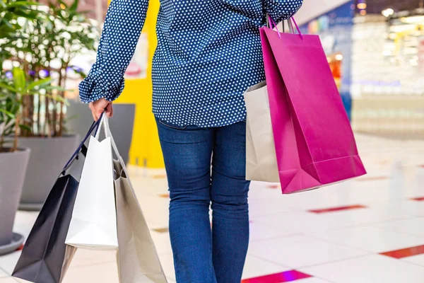 Ritratto di ragazza della moda. Bellezza donna con borse della spesa nel centro commerciale. Shopper. Vendite . — Foto Stock