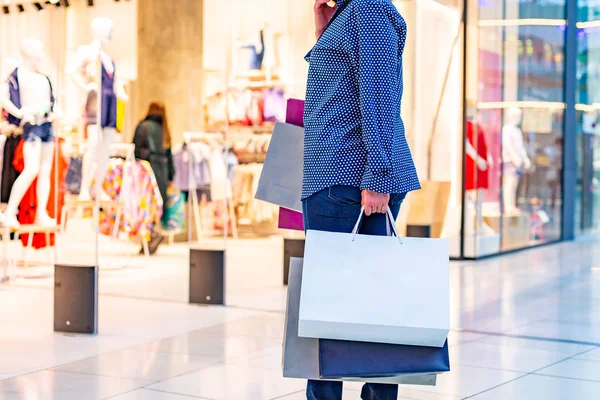 Ritratto di ragazza della moda. Bellezza donna con borse della spesa nel centro commerciale. Shopper. Vendite . — Foto Stock