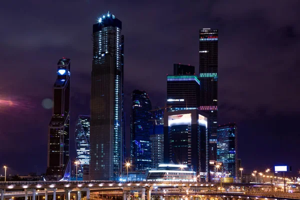 Modernes Business Center im Nachtlicht — Stockfoto
