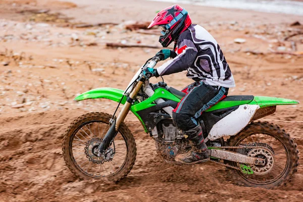 Motocross motociclista profissional dirige ao longo da pista de estrada . — Fotografia de Stock