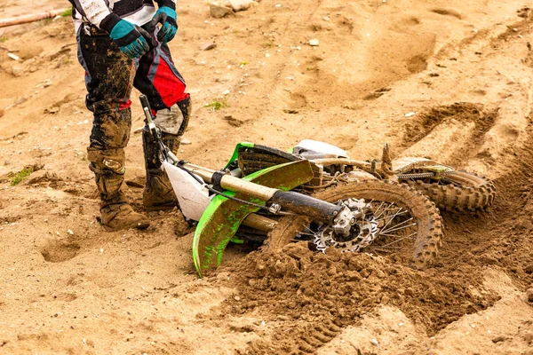 Primer plano del accidente en la carrera de bicicletas de montaña en pista de tierra con restos voladores durante una aceleración —  Fotos de Stock