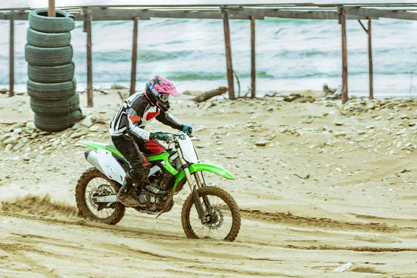 Close-up van ongeval in berg fietsen race in dirt track met vliegende puin tijdens een versnelling — Stockfoto