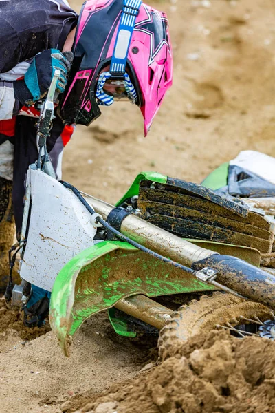 Dirt track enkaz bir hızlanma sırasında uçan ile dağ bisikleti yarışı kazasında Close-up — Stok fotoğraf
