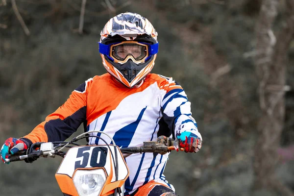 Biker em capacete e jaqueta de couro de corrida na estrada — Fotografia de Stock