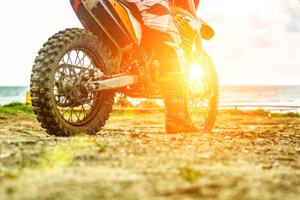 Moto deportiva en el lado de la carretera. Motero listo para correr —  Fotos de Stock