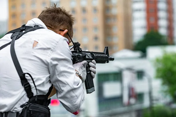 Un homme puissant tenant un pistolet. Style film d'action de guerre — Photo