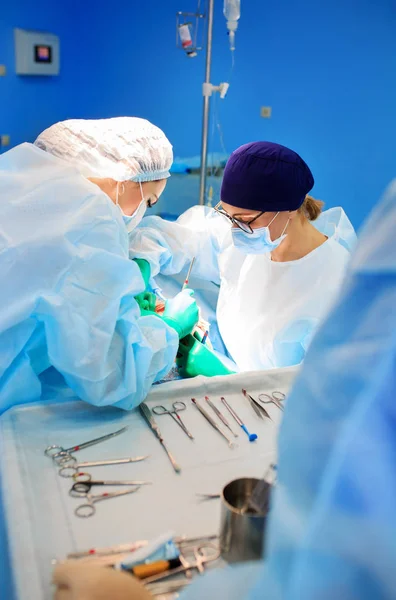 Cirujanos que operan a un paciente — Foto de Stock