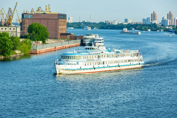 Hermosa vista de la ciudad, el río y los barcos . — Foto de Stock