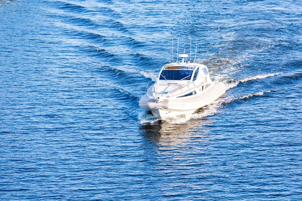 Motorboot auf dem Fluss. Ruhe auf dem Fluss mit dem Boot. — Stockfoto