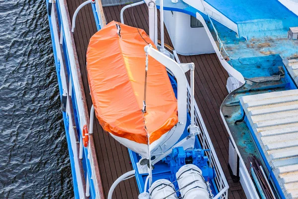 El bote salvavidas está fijado en un barco blanco — Foto de Stock