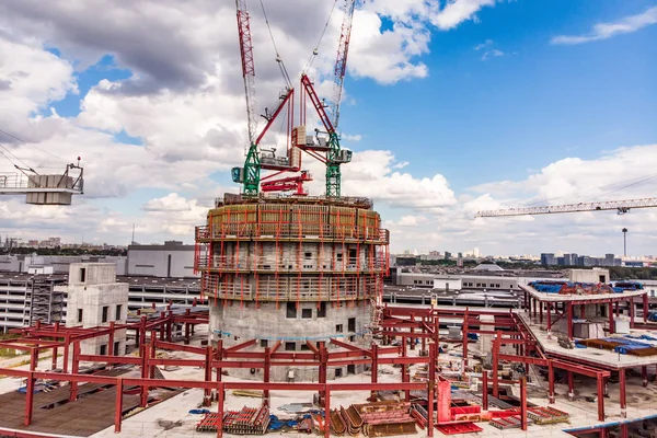 Beaucoup de tour Site de construction avec grues et bâtiment avec ciel bleu — Photo