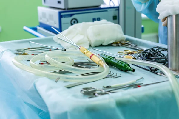 Instrument de chirurgie par liposuccion se préparer pour l'opération dans la salle de chirurgien — Photo