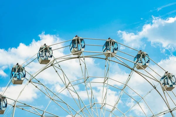 Ferris wiel op bewolkte lucht achtergrond — Stockfoto