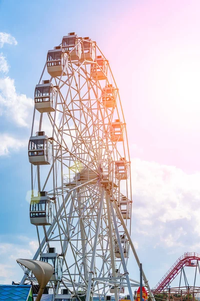 Ferris wiel op bewolkte lucht achtergrond — Stockfoto