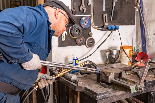 Den unge mannen, kommer att skära en bit metall autogen svetsning. — Stockfoto