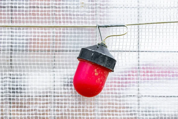 Linterna roja para llamar la atención durante los trabajos de construcción y reparación — Foto de Stock