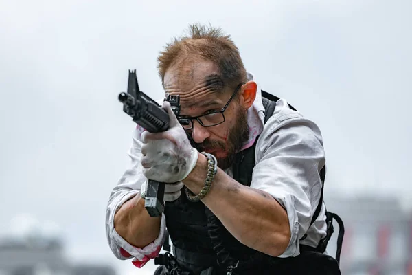 Muž zamířil s pistolí. Akční film styl — Stock fotografie