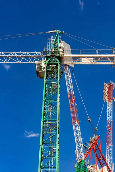 Site de construction avec grues avec ciel bleu — Photo