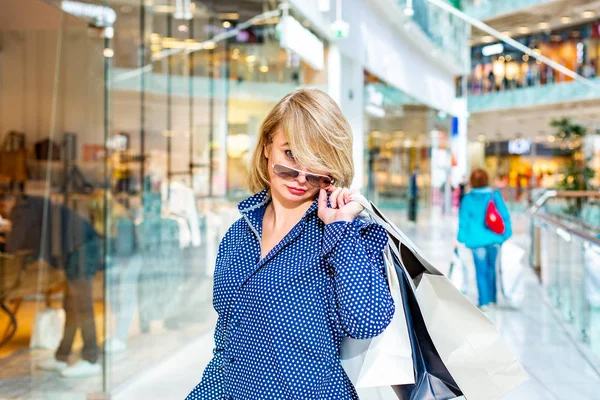 Moda Shopping Girl Retrato. Mujer de belleza con bolsas de compras en el centro comercial. Comprador. Ventas . — Foto de Stock