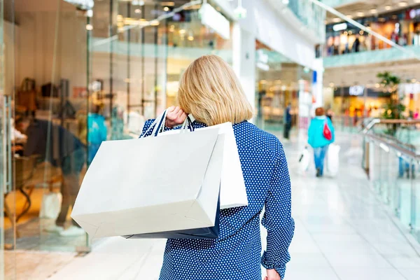 Ritratto di ragazza della moda. Bellezza donna con borse della spesa nel centro commerciale. Shopper. Vendite . — Foto Stock