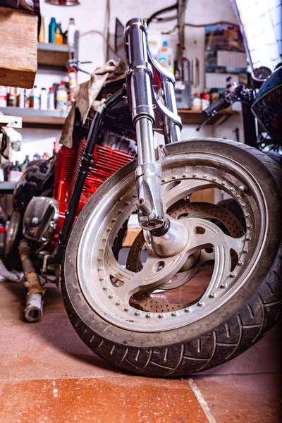 Beschnitten Nahaufnahme von schönen und maßgeschneiderten Motorrad in der Werkstatt — Stockfoto