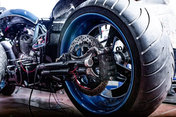 Cropped close up shot of beautiful and custom made motorcycle in the workshop — Stock Photo, Image