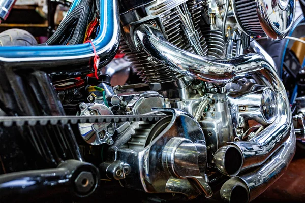 Motor close-up shot van mooie en op maat gemaakte motorfiets — Stockfoto