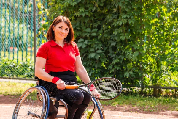 휠체어 테니스 코트에서 테니스 재생에 젊은 여자를 비활성화. — 스톡 사진