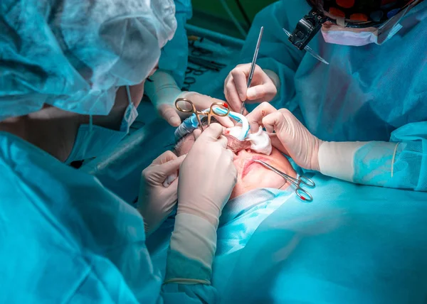 Plastische Chirurgie im Operationssaal — Stockfoto