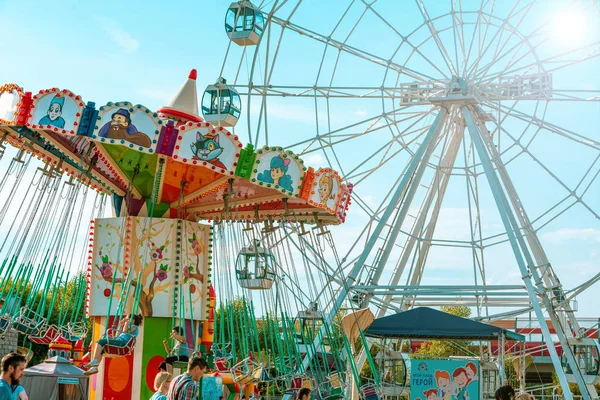 Amusement park rijdt met een erg blauwe hemel als achtergrond. — Stockfoto