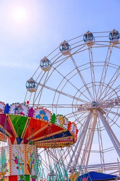 Amusement park rijdt met een erg blauwe hemel als achtergrond. — Stockfoto