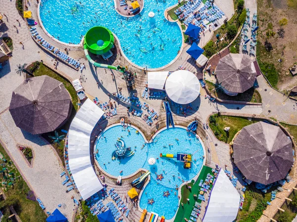 Drone-Blick aus der Luft von oben: Buntes Sommervergnügen im Wasserpark — Stockfoto