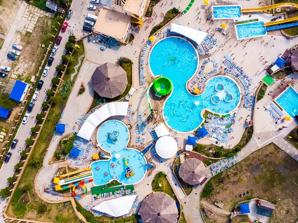 Vista aérea do drone que olha em linha reta para baixo de acima do divertimento colorido da hora do verão no parque da água — Fotografia de Stock