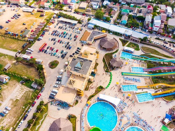 Luchtfoto drone uitzicht recht naar beneden kijken van boven kleurrijke zomer plezier op waterpark — Stockfoto