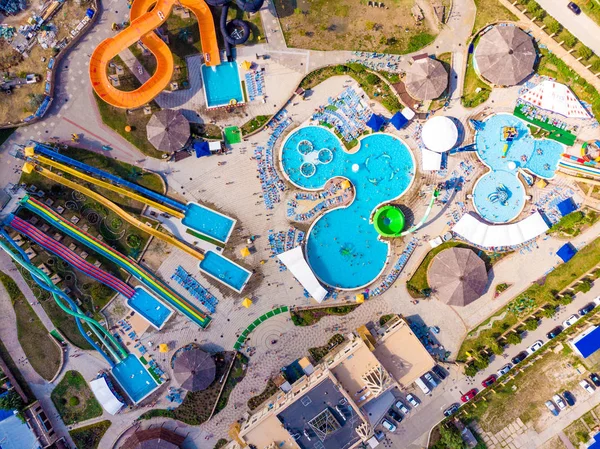 Luchtfoto drone uitzicht recht naar beneden kijken van boven kleurrijke zomer plezier op waterpark — Stockfoto