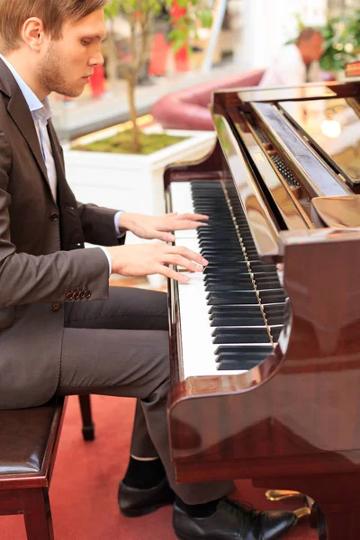 Bei giovani che suonano il pianoforte al ristorante — Foto Stock