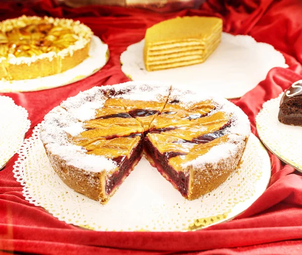 Verschiedene bunte leckere Kuchen auf einem Schaufenster in der Höhle — Stockfoto